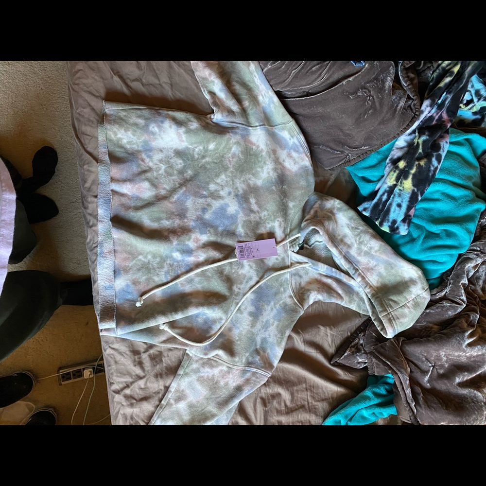 TYE DYE CROP HOODIE